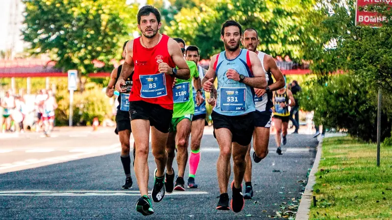 Corredores com número de peito durante uma prova de rua